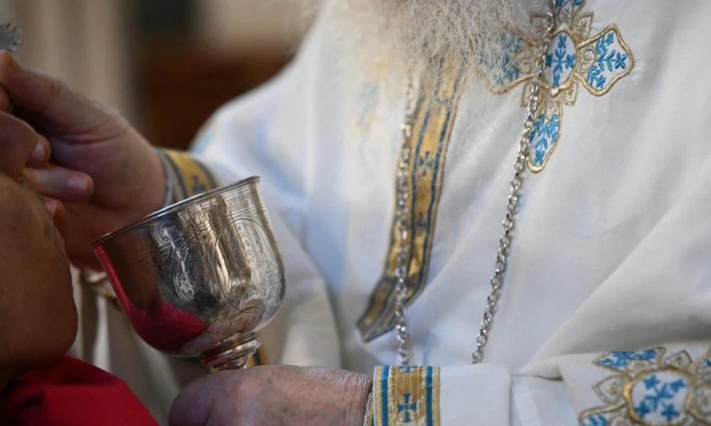 Χαμός στον Πύργο: Ιερέας έδειρε την ερωμένη του - Συνελήφθη μετά τη Θεία Λειτουργία